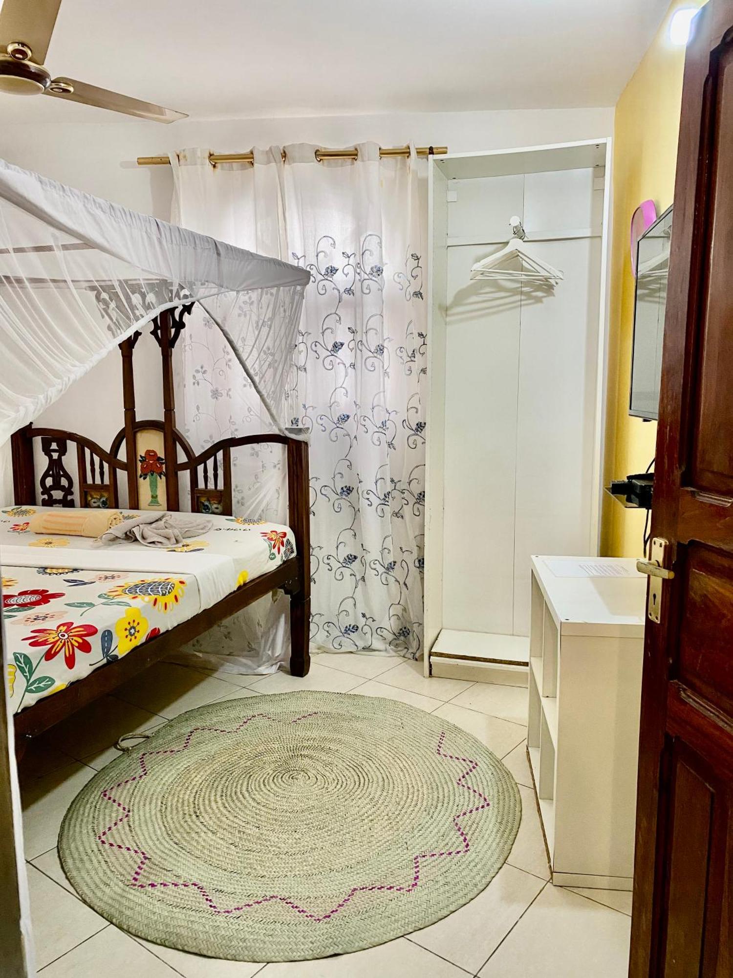 Kelele Square Bed and Breakfast Zanzibar Buitenkant foto